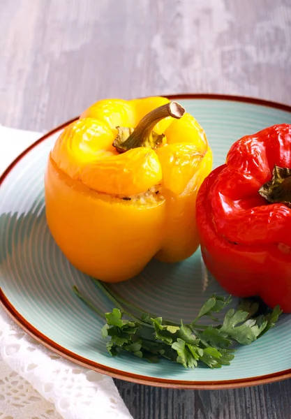 Pimiento rojo y amarillo relleno — Foto de Stock