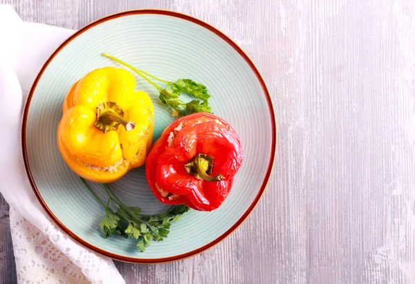 Pimiento rojo y amarillo relleno — Foto de Stock