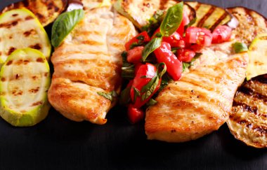 Izgara tavuk göğsü ve ızgara sebzeler