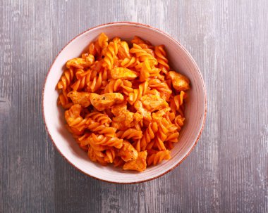 Tavuk göğsü ve domates soslu makarna servis 