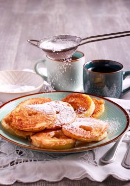 Krema şeker eleme ile elmalı börek