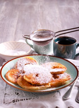 Krema şeker eleme ile elmalı börek