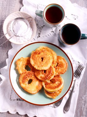 Tabak ve bardak çay elmalı börek