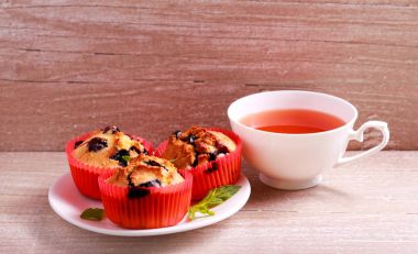 Yaban mersinli çörek ve çay üzerinde ahşap 