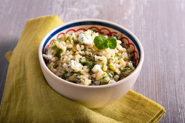 Bulgur, beyaz peynir ve ot salatası 