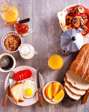 Kahvaltı düzenlemeler ile farklı yiyecek ve içecek 