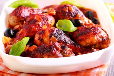 Med stili tavuk fesleğen ve zeytin ile