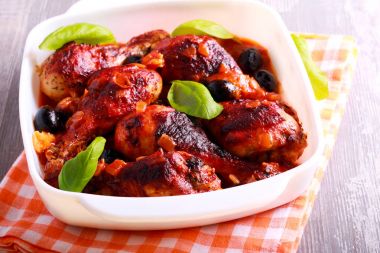 Med stili tavuk fesleğen ve zeytin ile