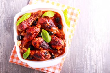 Med stili tavuk fesleğen ve zeytin ile 