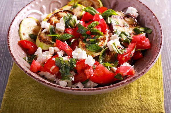 Gegrilde groenten, tomaat en feta salade — Stockfoto