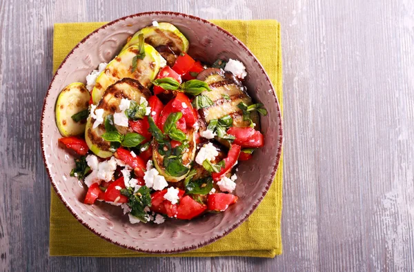 Gegrilde groenten, tomaat en feta salade — Stockfoto