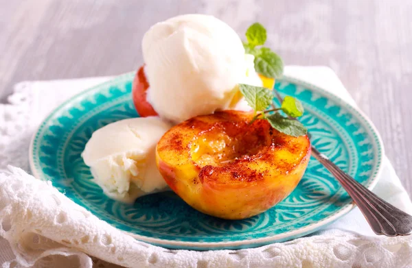 Grilled peaches and ice cream dessert — Stock Photo, Image