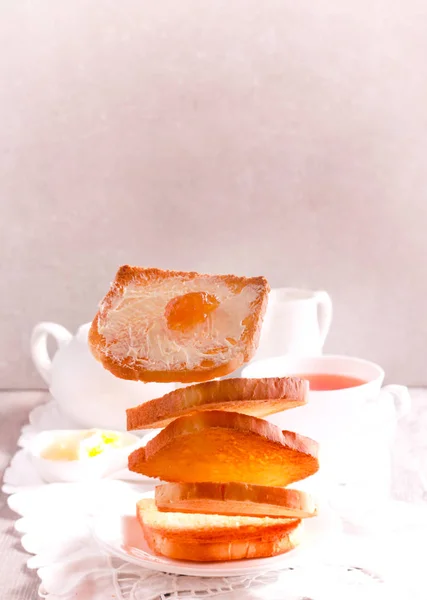 Levitação conceito de comida - torradas para o café da manhã — Fotografia de Stock