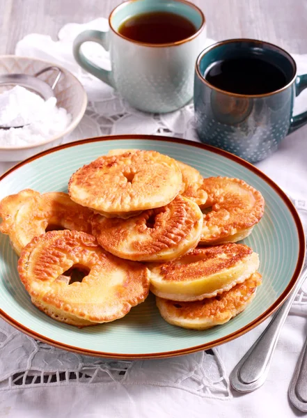 Buñuelos de manzana en plato azul —  Fotos de Stock