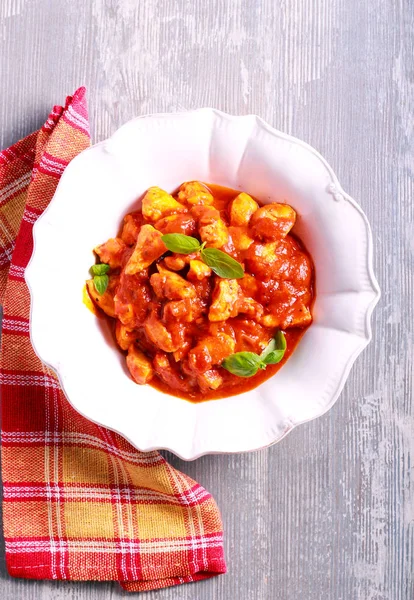 Trozos de pechuga de pollo en salsa de tomate — Foto de Stock