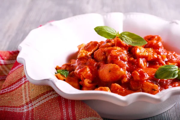 Trozos de pechuga de pollo en salsa de tomate — Foto de Stock