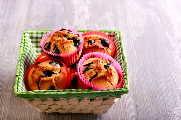 Muffins de arándanos en la cesta — Foto de Stock