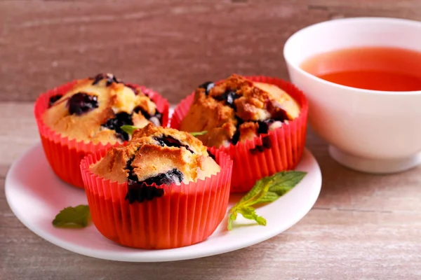 Muffin ai mirtilli e tazza di tè — Foto Stock