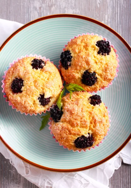 Blackberry cornmeal cupcakes, served — Stock Photo, Image