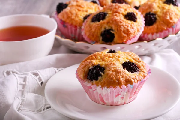 Blackberry Mısır unu kekler, servis 