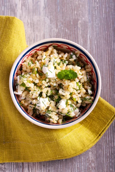 Bulgur, beyaz peynir ve ot salatası 