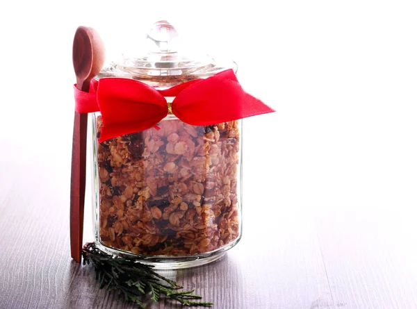 Kavanozda ev yapımı granola.