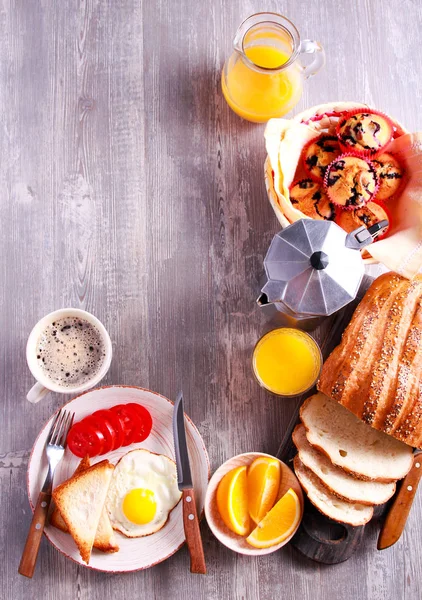 Arreglos de desayuno con diferentes alimentos y bebidas —  Fotos de Stock