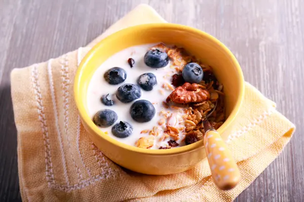 Hemmagjord müsli med blåbär och yoghurt — Stockfoto