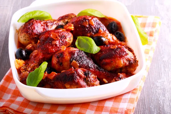 Med stili tavuk fesleğen ve zeytin ile