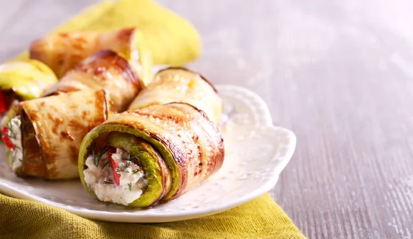 Zucchini rolls with cheese, dill and tomato filling — Stock Photo, Image