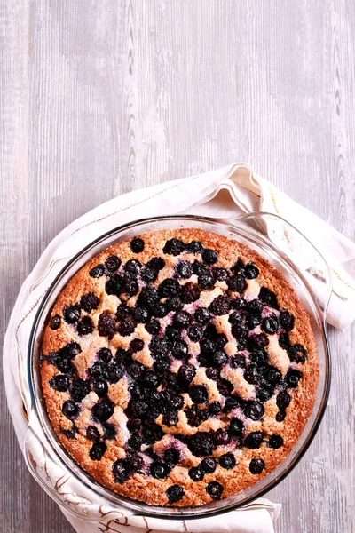 Ayran kepekli kek teneke içinde çilek ile