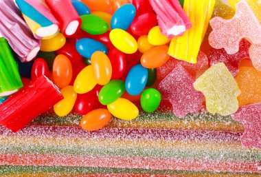 Beyaz arka plan üzerinde çeşitli renkli şekerler