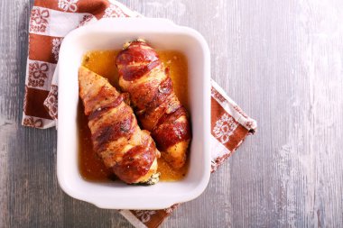 Peynirli ve ıspanaklı tavuk göğsü pastırma sarılmış dolması