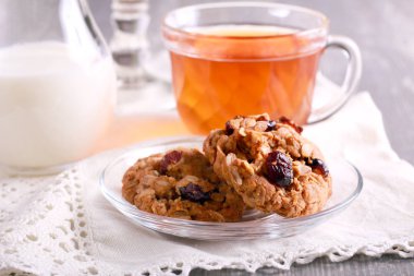 Kızılcık, Kuru Kayısı ve fındık üzerinde uçan daire ile yulaf tatlılar