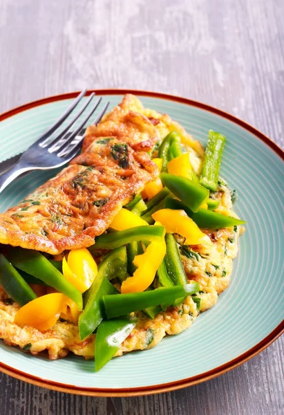 Spinat und Feta-Omelett mit gelber und grüner Paprika — Stockfoto