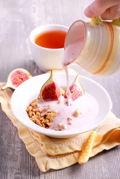 Joghurt über hausgemachtes Müsli gießen — Stockfoto