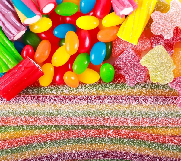 Vários doces coloridos sobre fundo branco — Fotografia de Stock