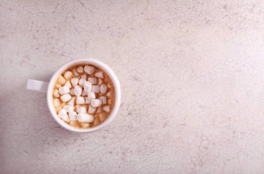 Bir bardak sıcak içecek. 