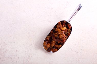 İçinde metal kaşık kuru üzüm