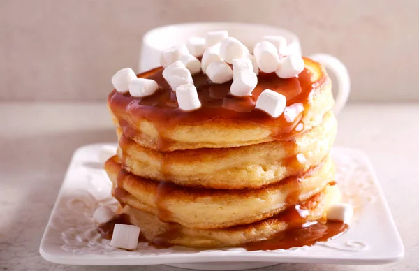 Panqueques con salsa de caramelo y malvavisco — Foto de Stock