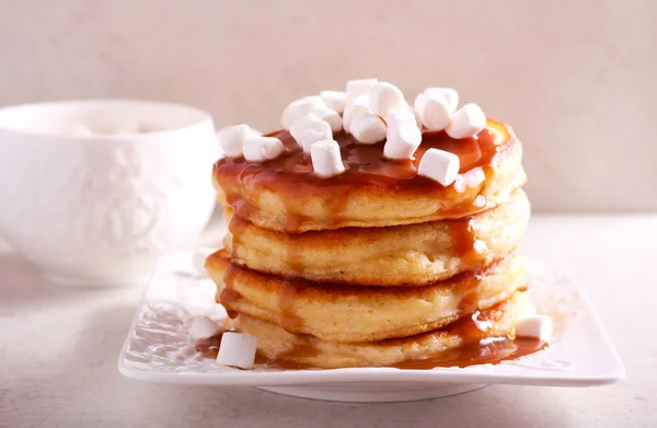 Pannkakor med kolasås och marshmallow — Stockfoto