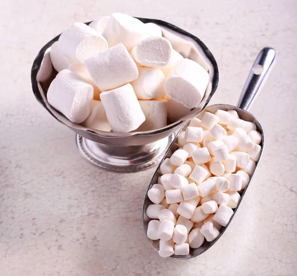 Marshmallows em colher de metal e tigela de metal — Fotografia de Stock