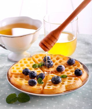 Taze gözleme yaban mersini ve bal 