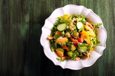 Taze sebze, roket, beyaz peynir ve zeytin salatası