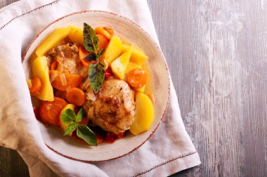 Tavuk ve sebze güveç plaka üzerinde