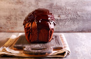 Çikolatalı kek somun çikolata sosu ile 