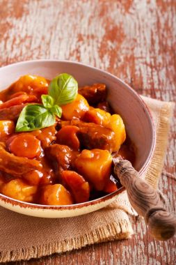 Dana eti, patates ve havuç güveç 