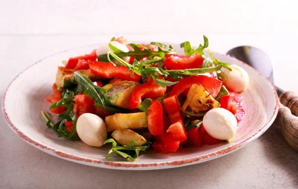Цуккини, ракета, красный перец и салат моцарелла — стоковое фото