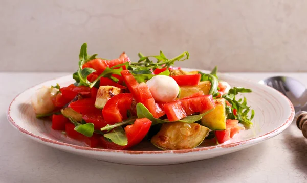Цуккини, ракета, красный перец и салат моцарелла — стоковое фото