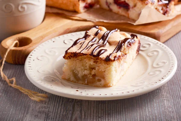 Çikolata parçalı ile elma ve armut sünger kek 